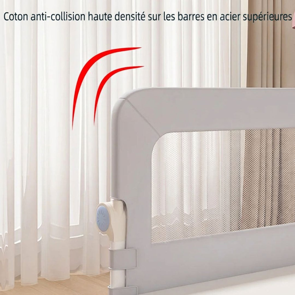 Gros plan sur le bord supérieur rembourré et l’articulation d’une barrière de lit bébé grise.