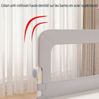 Gros plan sur le bord supérieur rembourré et l’articulation d’une barrière de lit bébé grise.