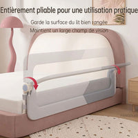 Barrière de lit bébé grise présentée relevée et rabattue sur le côté d’un lit rose.