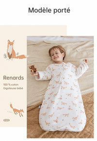 Enfant assis portant la gigoteuse à motif renards, vue d'ensemble