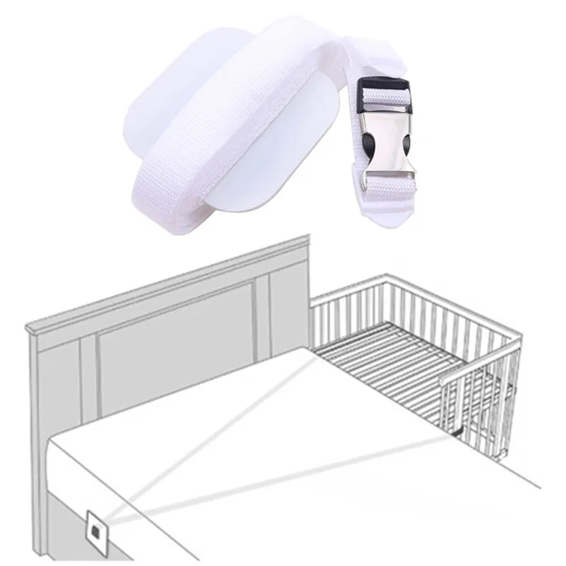 Berceau cododo en bois fixé contre le lit parental grâce à la sangle